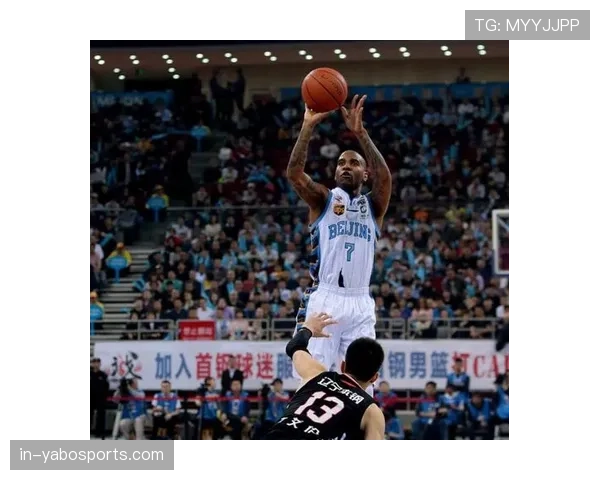 阿尔瓦罗7.3分稳定发挥 外援后卫防守选位值得信赖